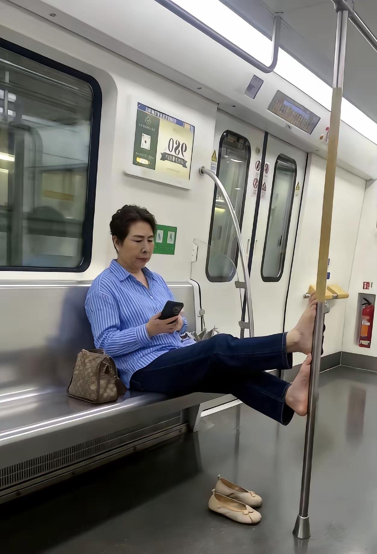 武汉地铁一位大妈直接火出圈，把公共车厢当成自家客厅。
座椅当沙发，车厢立杆直接当