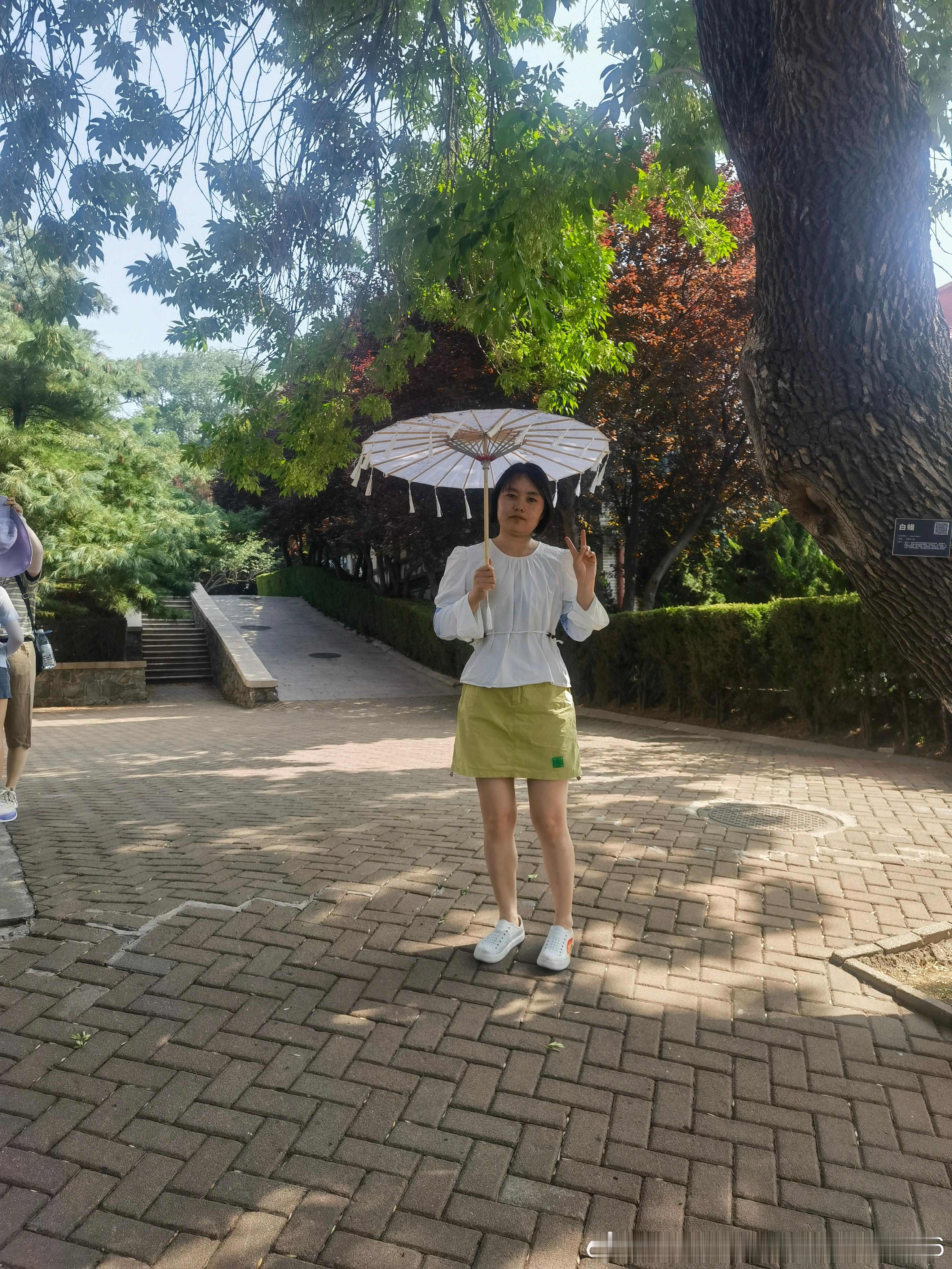 烟台山来了，爬山了，喝了苹果汁、买了张裕葡萄酒，俩闺女也买了冰箱贴。太阳下很热，