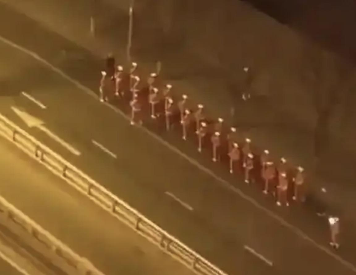 你大白天暴走我们能忍就忍了，可你凌晨四五点扛着大喇叭，大声播放着音乐在马路上暴走