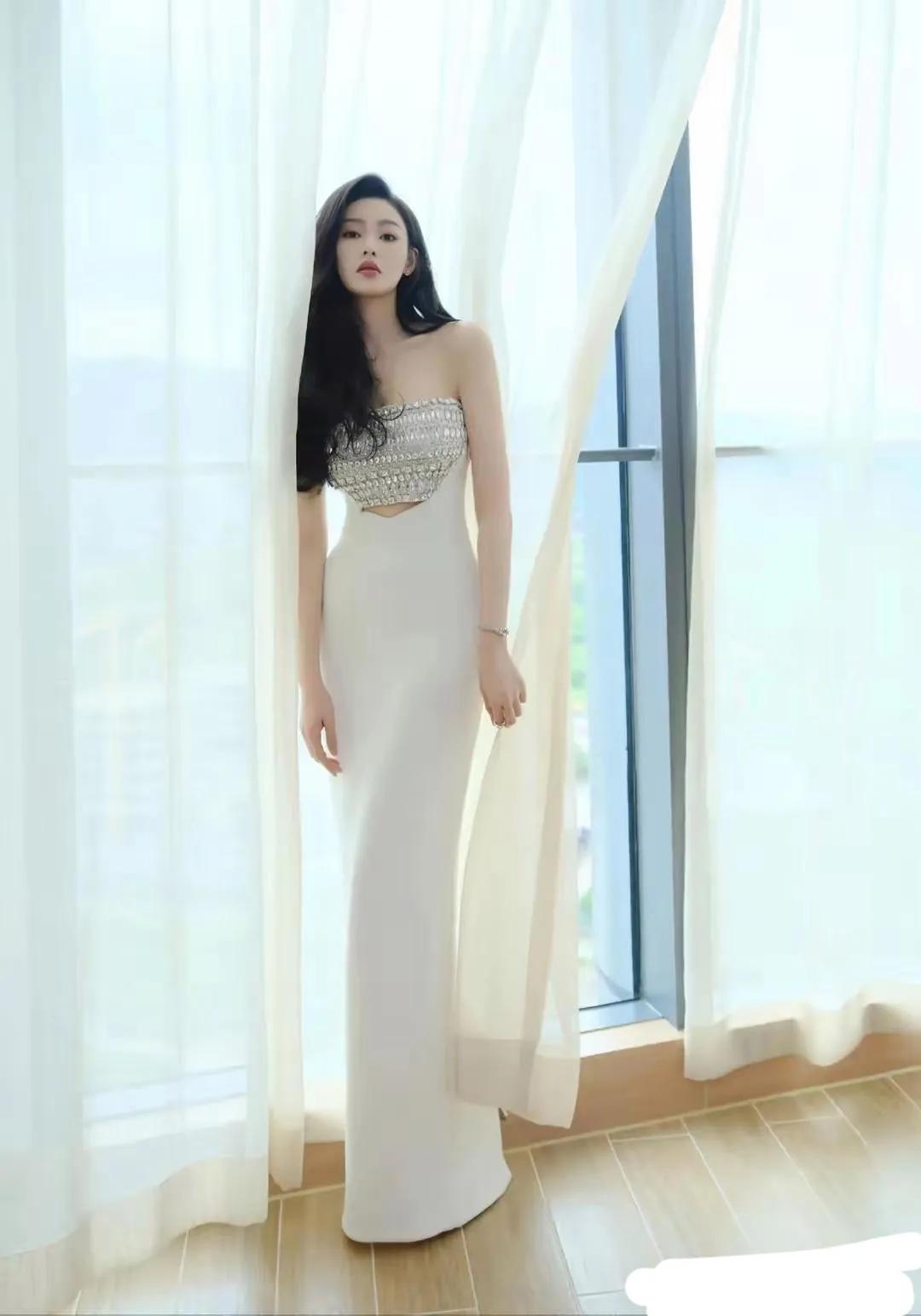 张天爱身材绝了！前凸后翘，弯腰曲线太迷人！