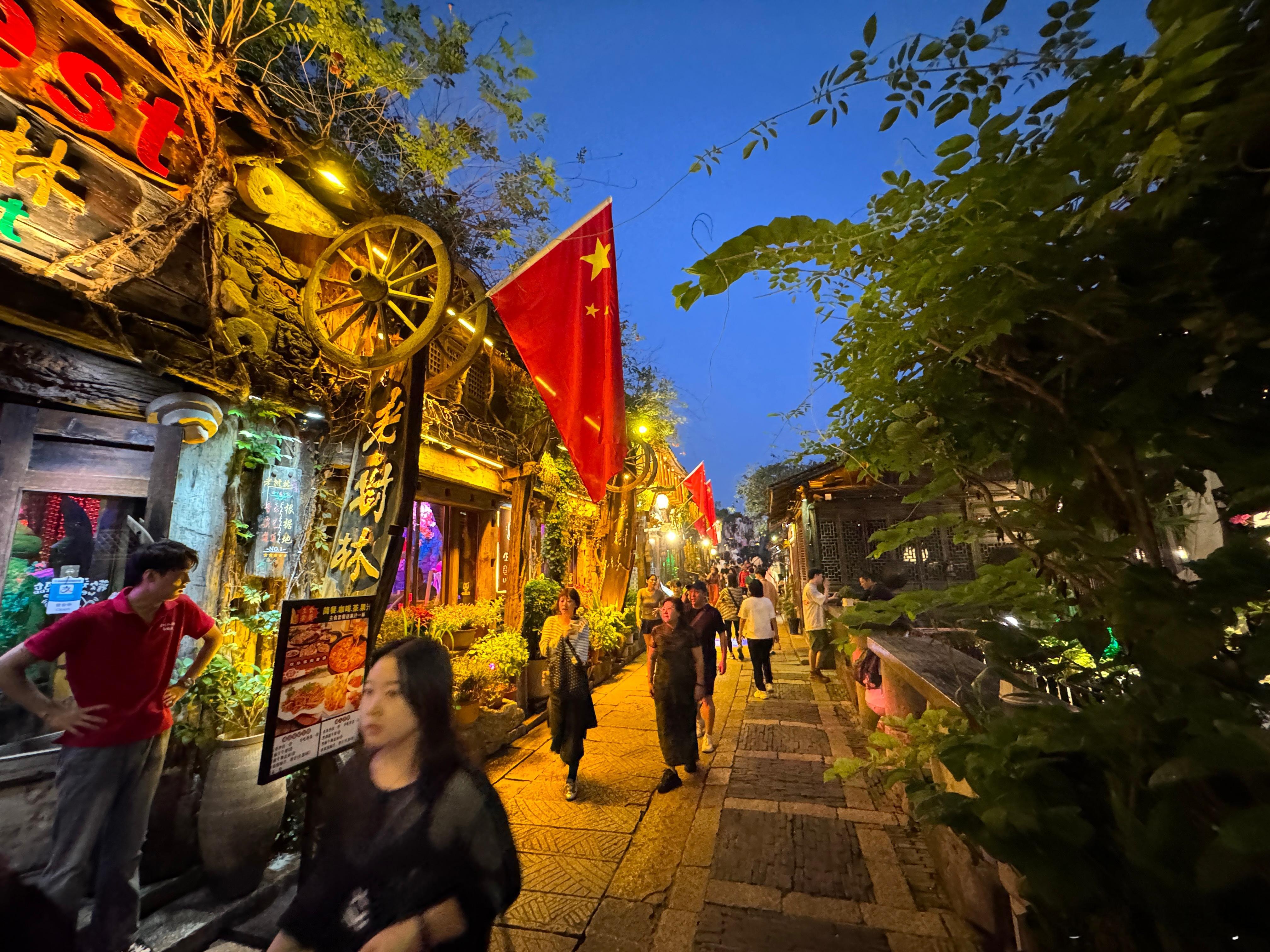 恍惚了，这不丽江酒吧街吗，怎么搬乌镇来了[笑cry][笑cry]  ​​​