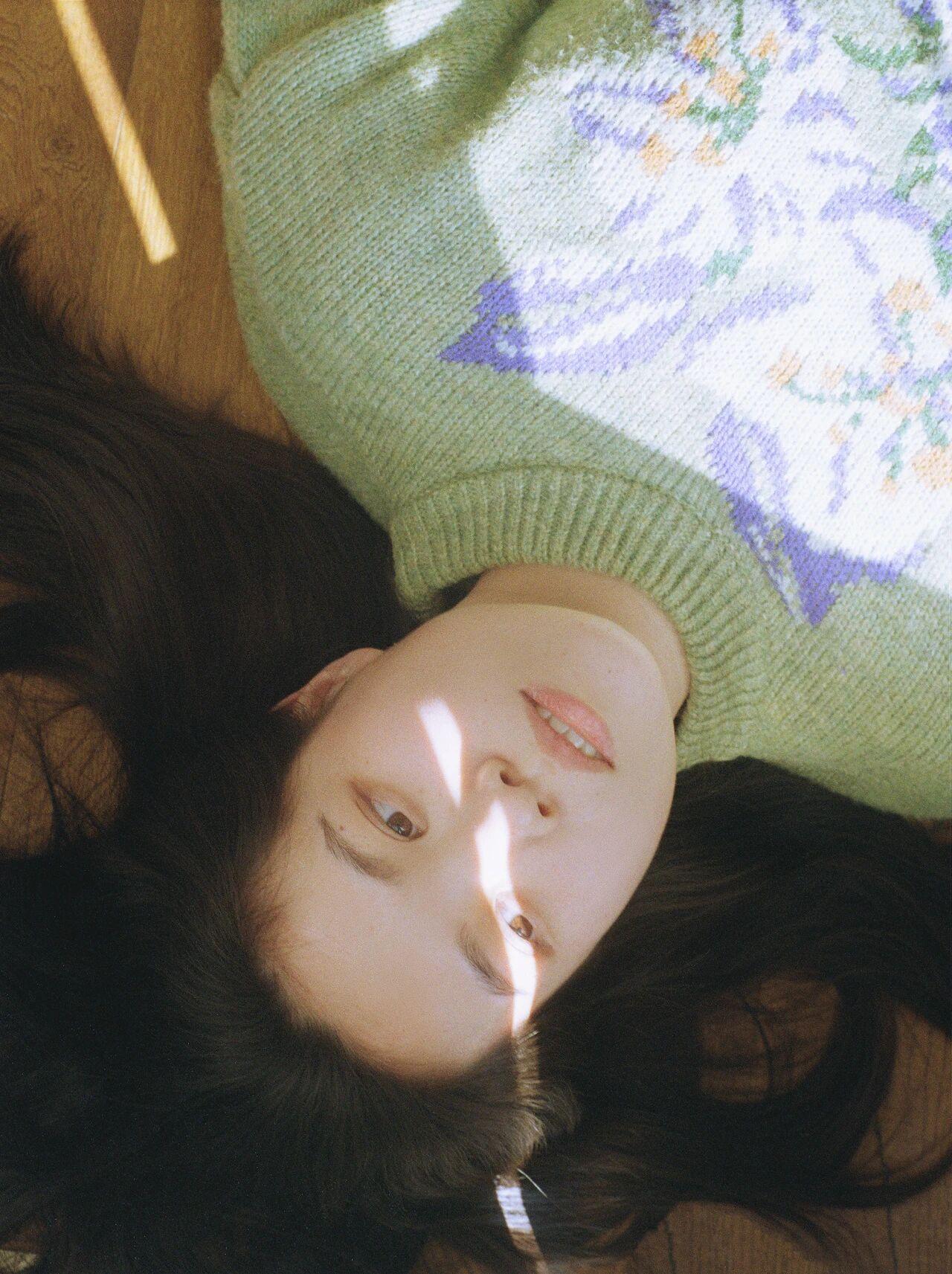 阳光洒在发梢，静谧的午后时光。摄影师把光影与模特的融合在一起，完美的作品阳光治愈