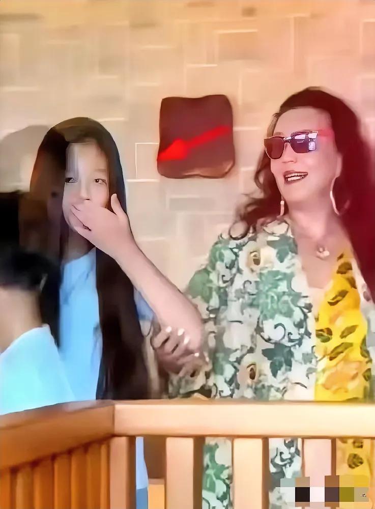 张兰还是没长记性，拉着小玥儿直播，又蹭孩子流量……

怎么说呢，自己家奶奶，和孙