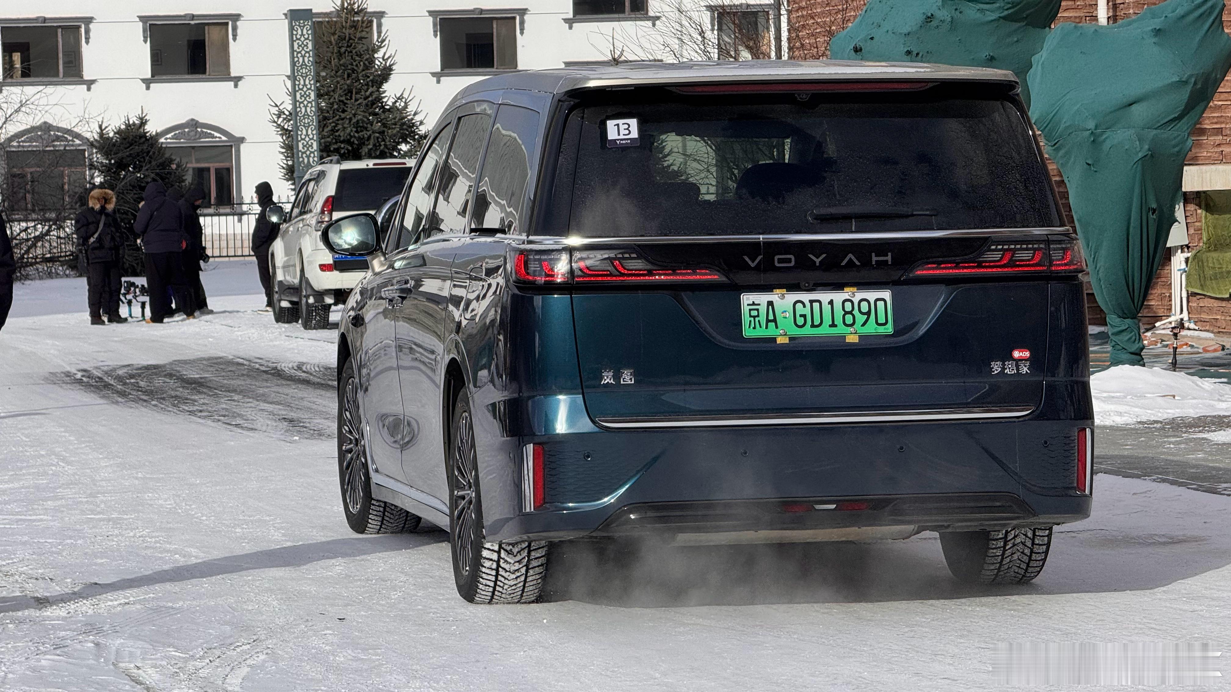 如果我是开着自己的梦想家来冰天雪地的城市旅游那该多好！冬天从不下雪地方的人对雪景