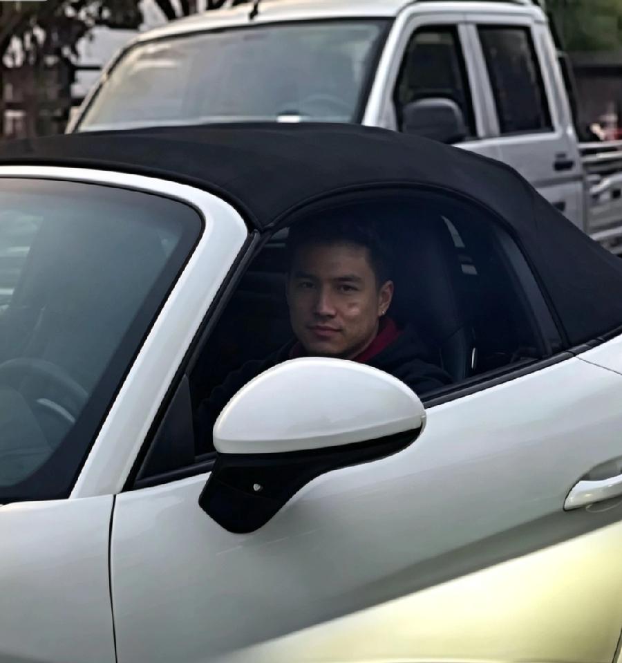 台州警方通报，保时捷车主，39岁姓吴，逆向行驶（记3分罚200元），威胁他人（行