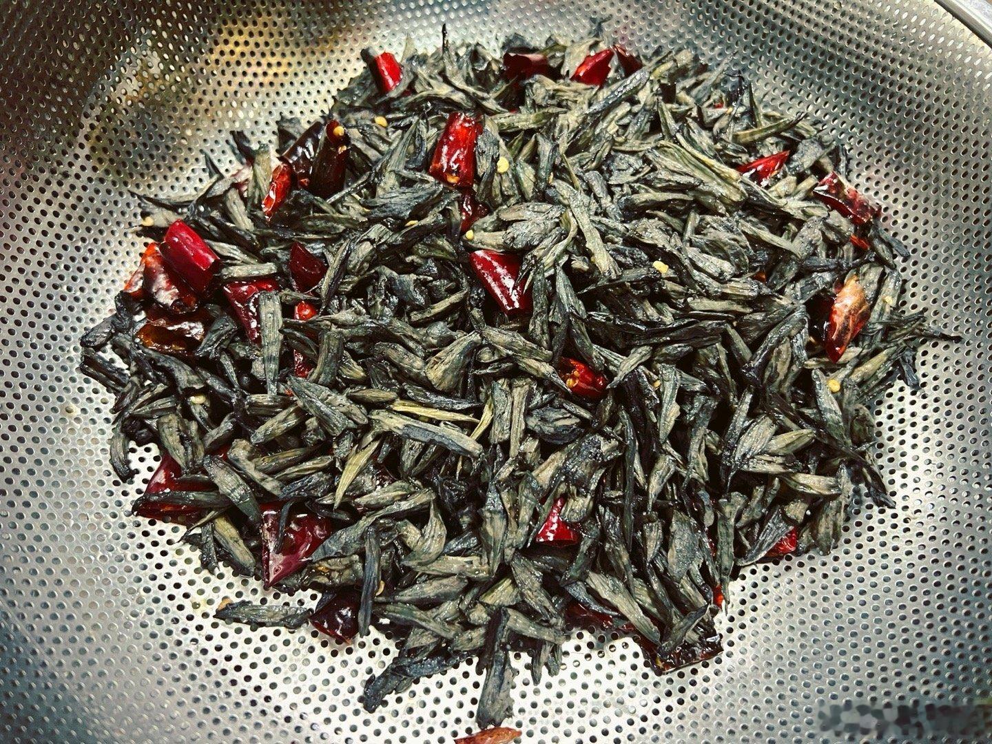 介是啥？这一盆干巴菌贵多了哦此时此刻吃货 20260716。周四。六月初三。冒个