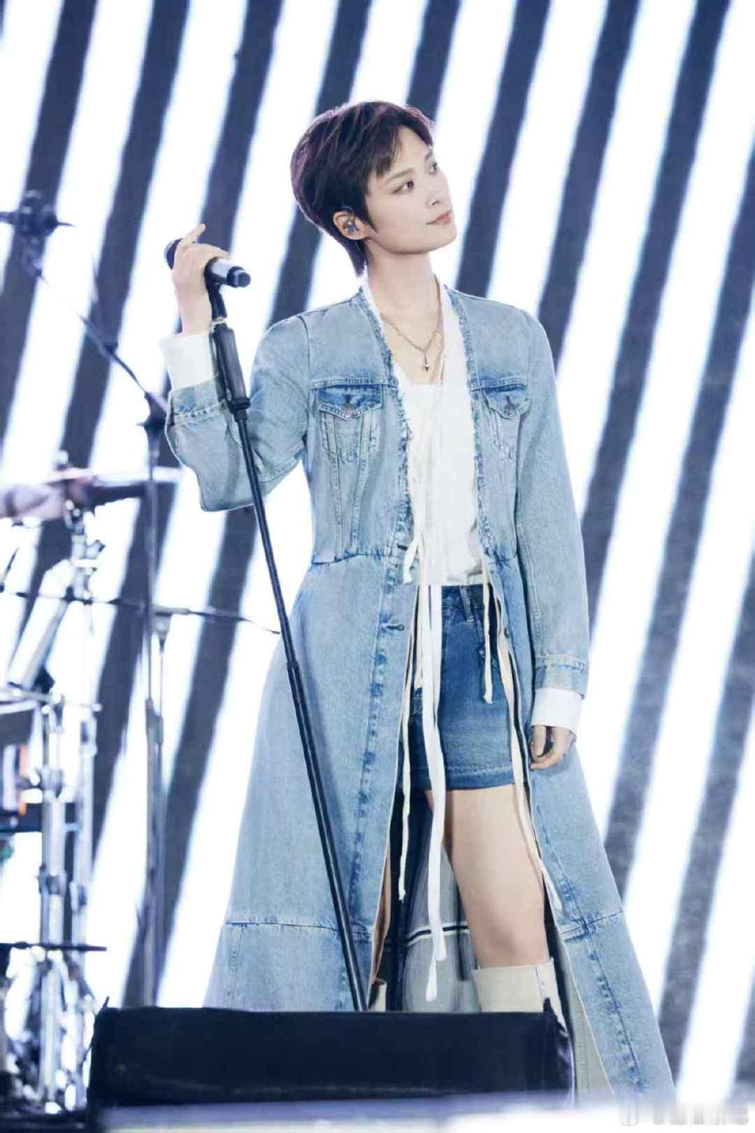 李宇春喊辛芷蕾蕾蕾向野的我们本以为李宇春自带清冷疏离感，直到看见她开车大声喊蕾蕾