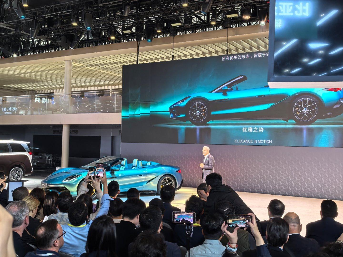 腾势Z敞篷版，纯粹的设计，超1000Ps马力、零百进2秒，一脚下去，就能感受这性