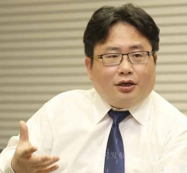 反华分子、日本媒体人矢板明夫11月16日晚发文叫嚣道：“中国驻大阪总领事薛剑最近