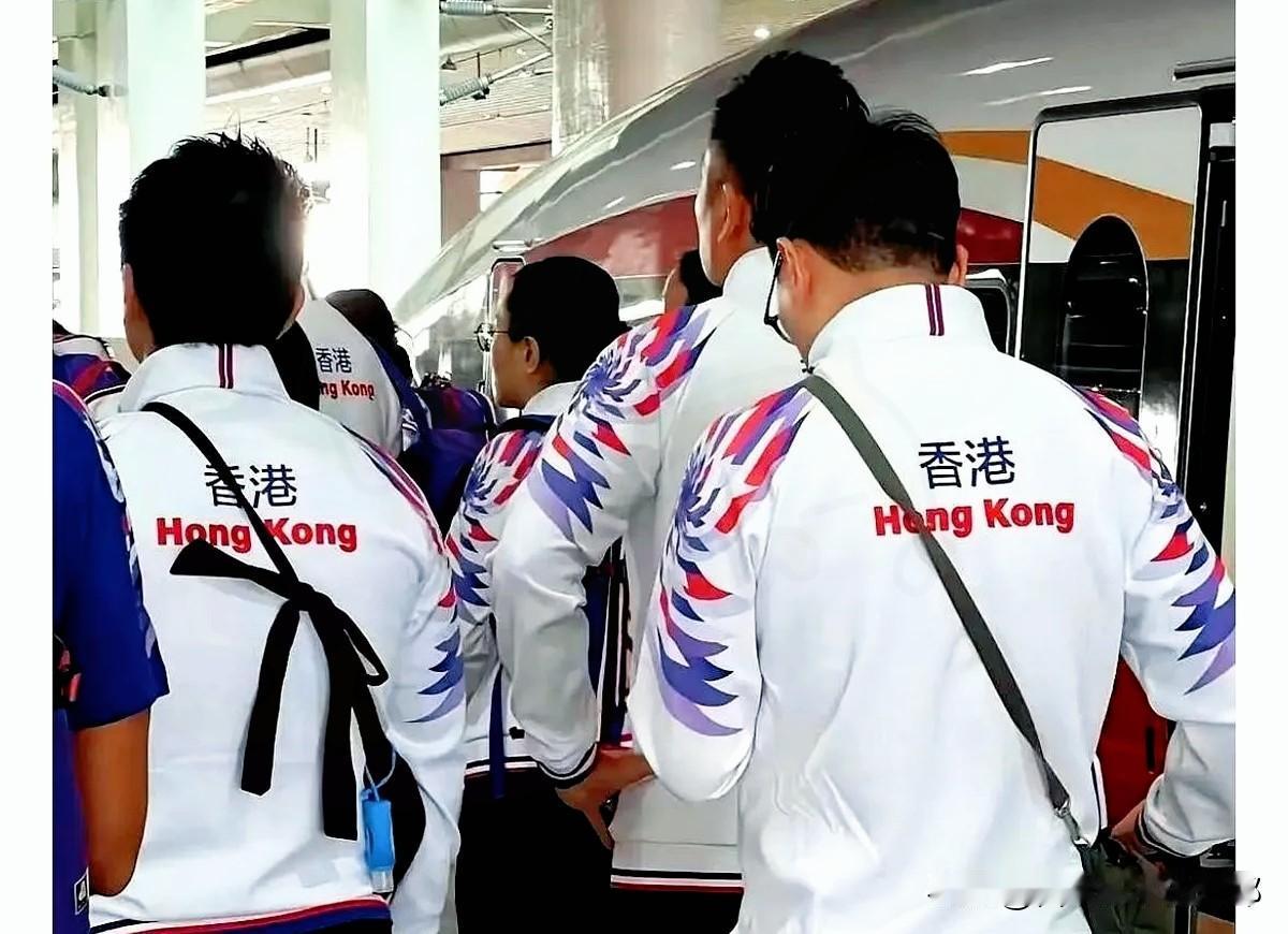 最近追体育直播的朋友
有没有发现一个超戳人的小细节？
 
“中国香港”四个字悄悄