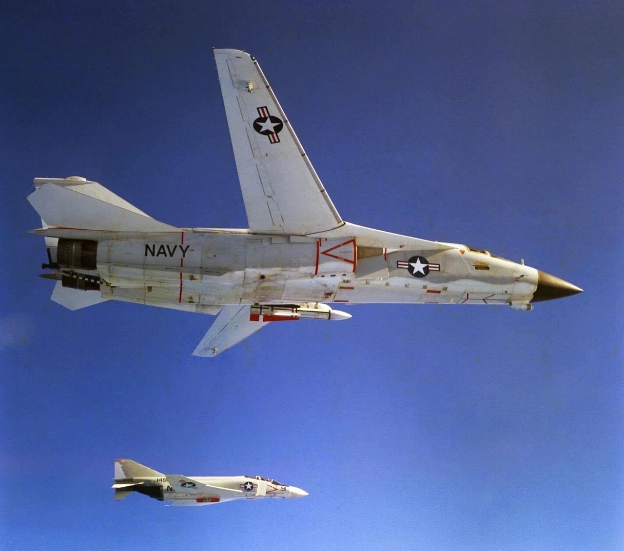 1965年，美国通用动力公司的F-111B舰载战斗机的原型机在一架F-4的伴飞下