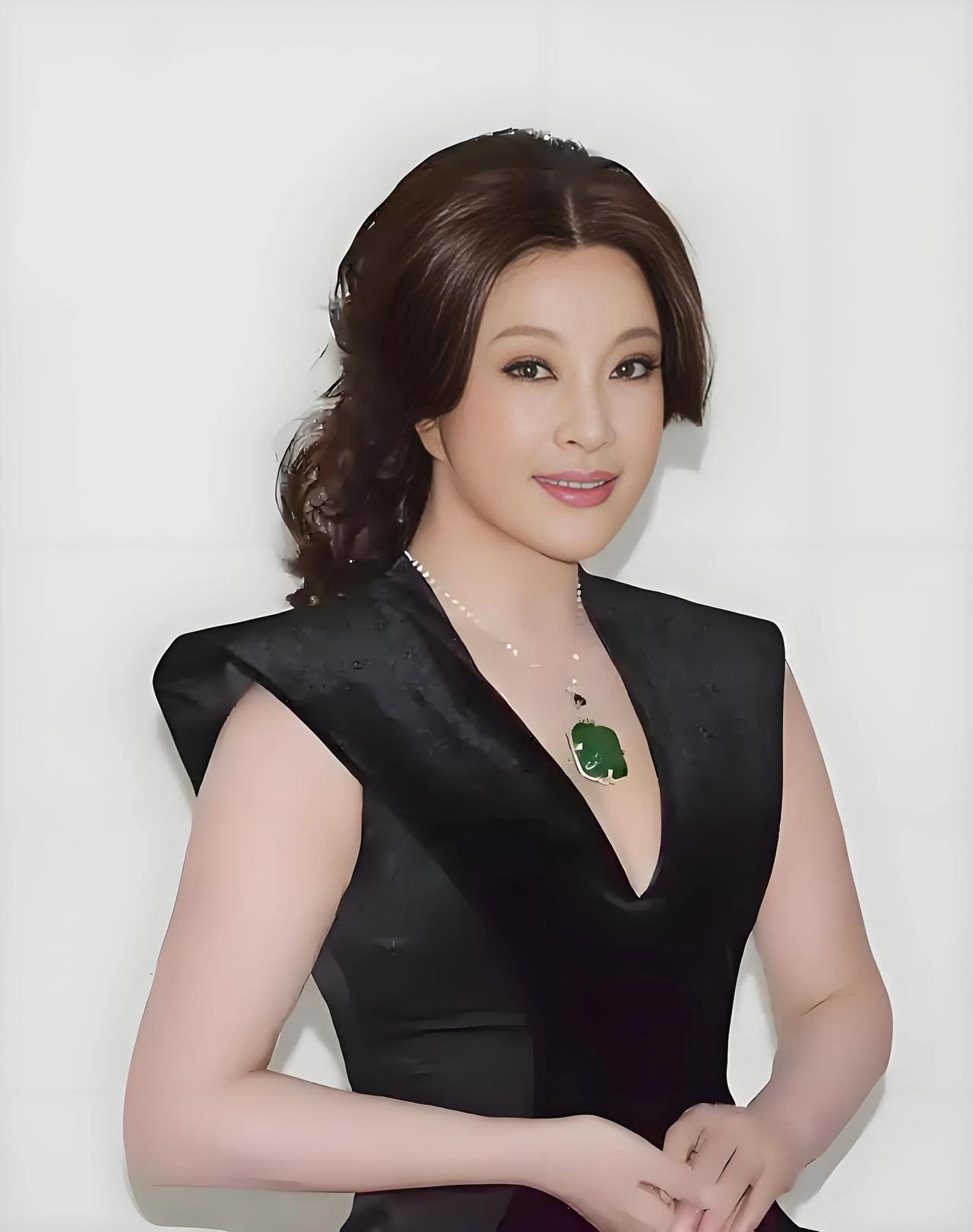 大家都质疑刘晓庆整容了，她说五官可不能变，如果变了运气就没了。

关于刘晓庆整容