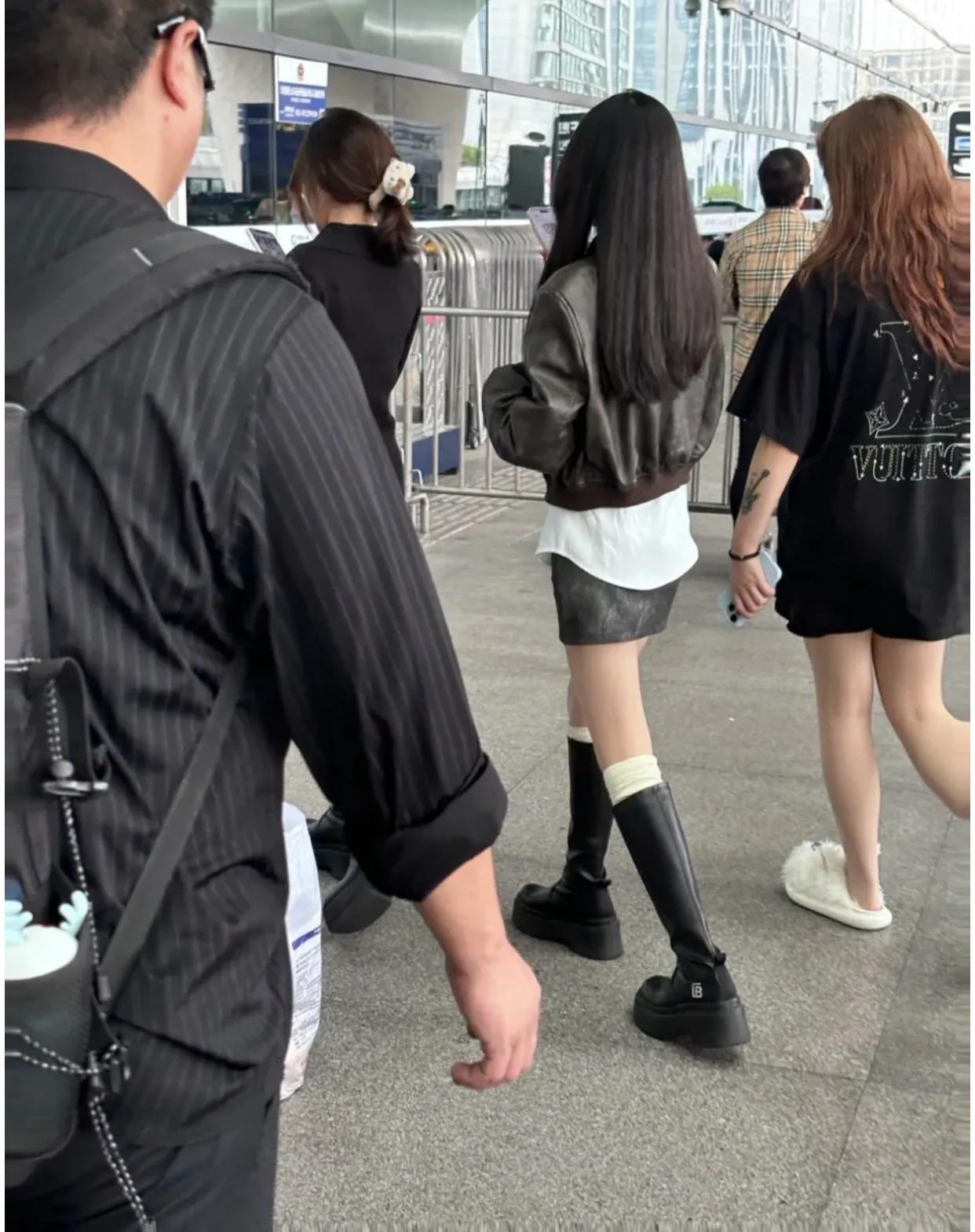 我勒个豆!！！！！进站看见的...！！

就在踏入站台的那一刻，我的目光瞬间被一