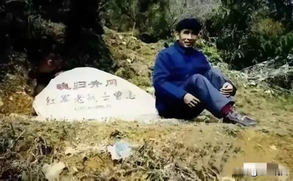 1998年，在井冈山，满头花白的石来发，默默坐在母亲曾志墓碑前，眼神呆滞，面容憔