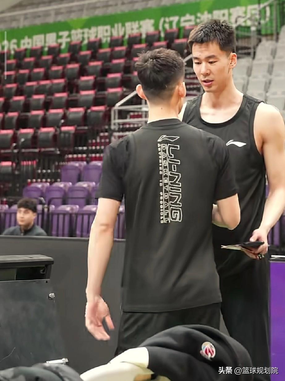 王岚嵚遇老东家，被叫“猴王”和“状元”！

今晚辽宁男篮主场迎战南京同曦，王岚嵚