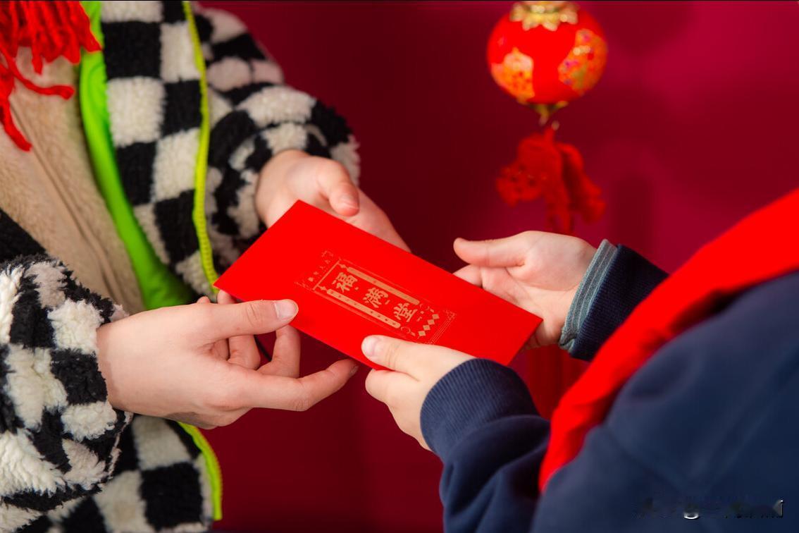 大年初八，在准岳母家吃饭，临走时给她30000元，她不要推搡了半天。趁上厕所，我