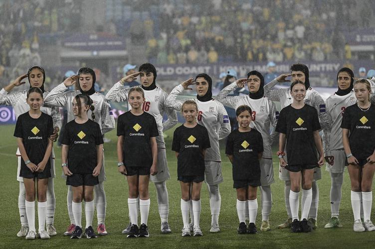 伊朗女足拒唱国歌事件越演愈烈了，现在已经演变成一个国际问题了。

伊朗国家电视台