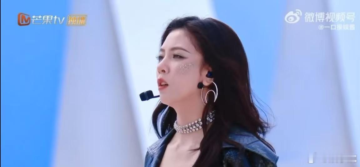 宋妍霏想当浪姐的第一真的是好棒的姐姐，在CC身上我能感受到那种野心的具象化，想当