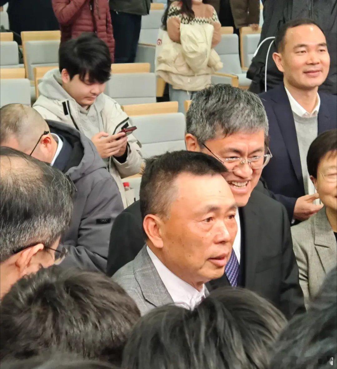 黄峥无疑是段永平徒弟，跟段永平学到诸多本领，拼多多这个电商巨头就是例证。段永平家