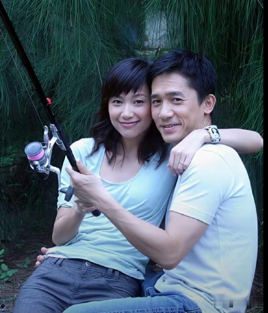 🎬 这是2006年，香港演员梁朝伟与内地演员徐静蕾在拍摄电影《伤城》时，留下的