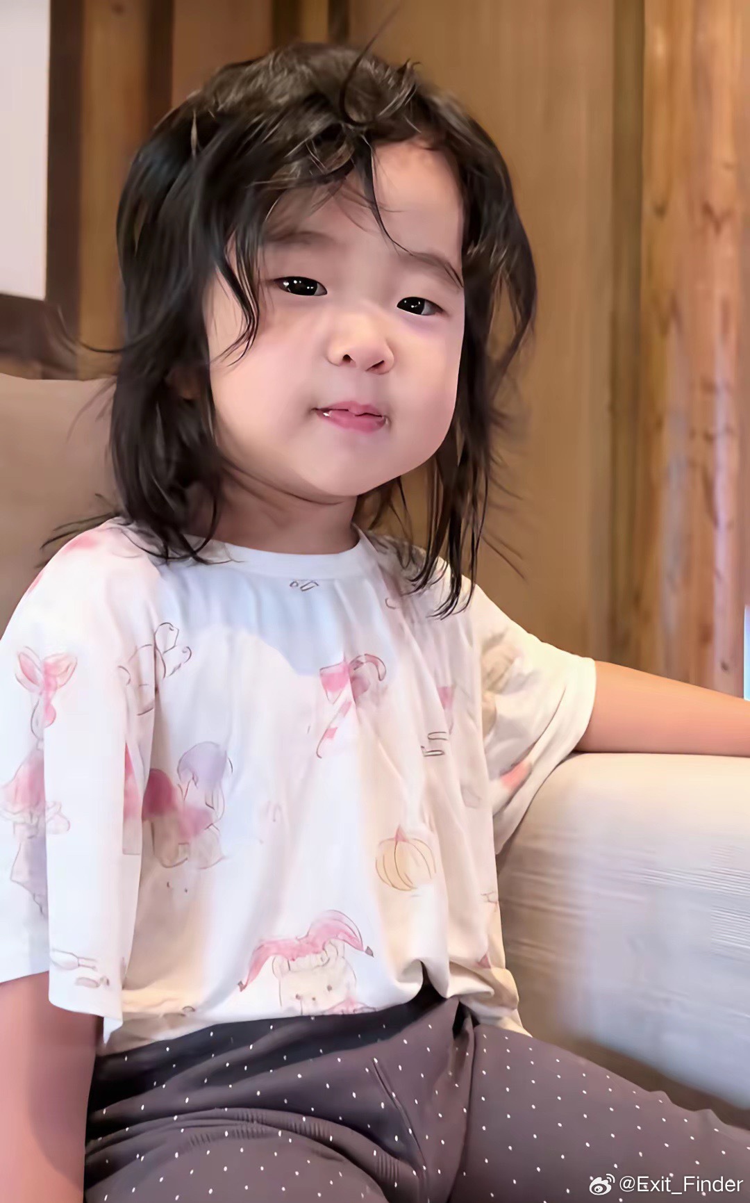 这就是张纪中的小女儿，龙珠快满2岁了，长得可可爱爱的，一看就是张导的孩子。四方脸