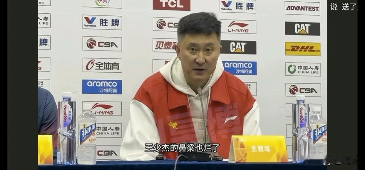 “惨烈”战胜山西赛后，杜锋指导无法享受赢球的喜悦，怀着慈父般的心疼参加发布会：