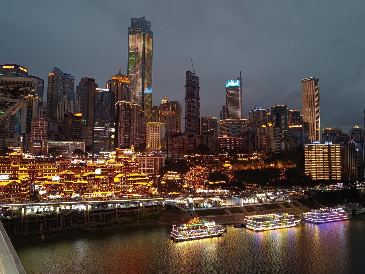 重庆的洪崖洞夜景还是很美的，里面就像迷宫一样。如果对逛街没兴趣的话，完全没有必要