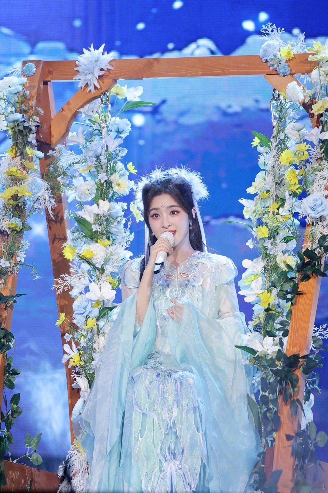 张含韵不愧是我的时尚启蒙 张含韵的时尚从未过时！超女时期的穿搭满是经济上行期的活