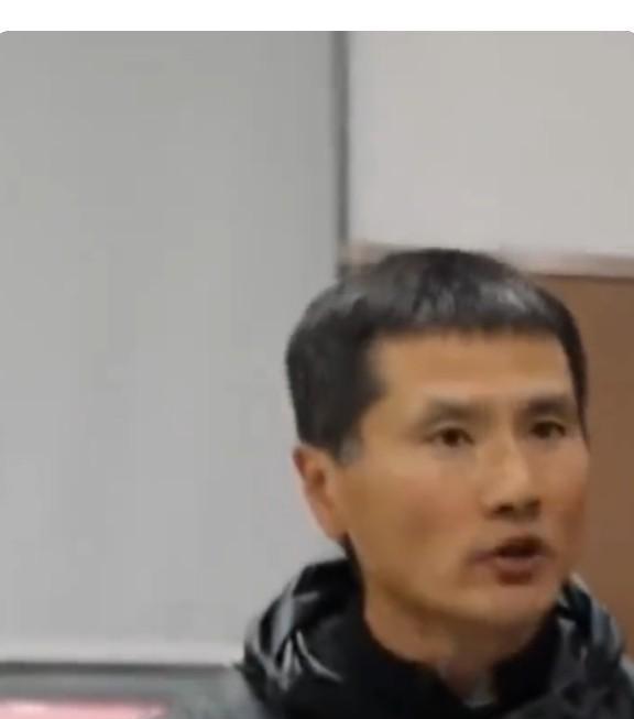 邵佳一当国家队主教练了。
没请洋帅，没炒冷饭，这次真敢换人。
他踢过德甲，带过U