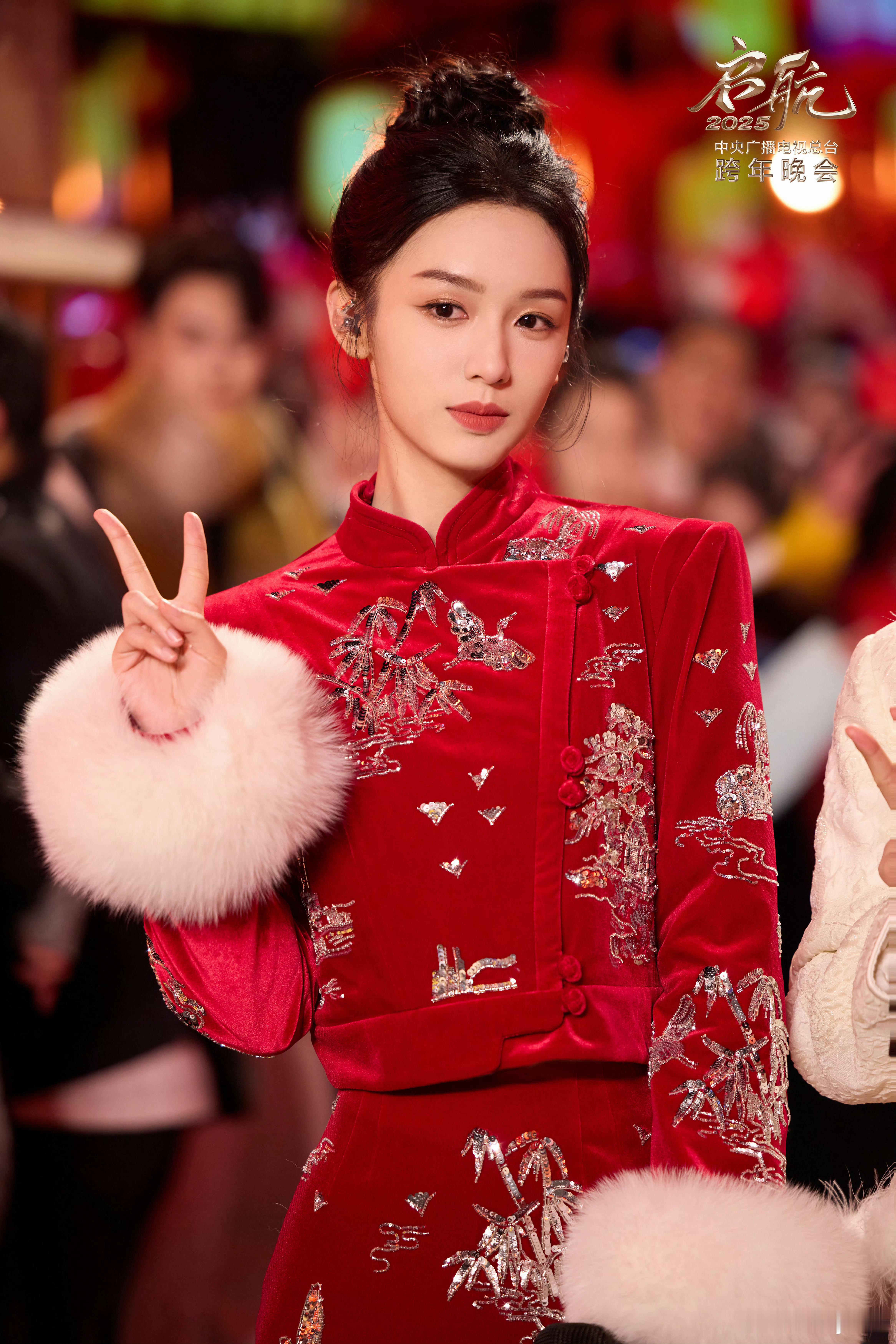 拼凑了一下，周也、白鹿、王楚然央视跨年同台表演啊？  