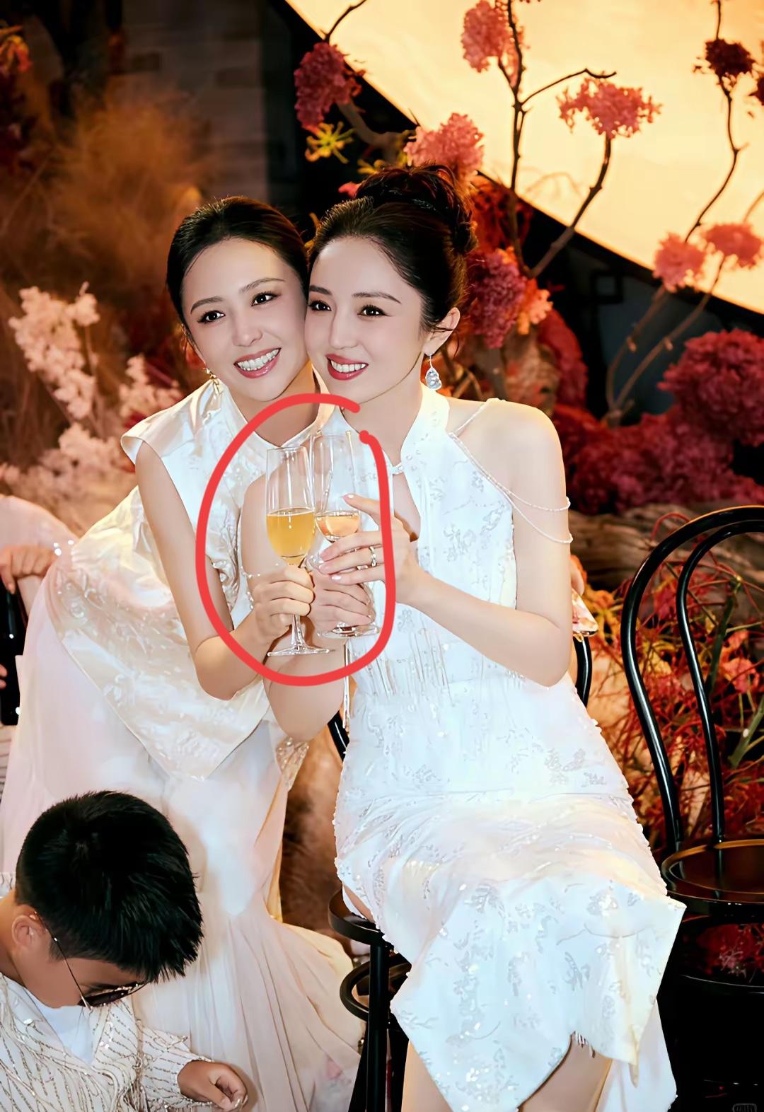 看得出来二人关系非常好，请问一下他们喝的是是什么酒还是饮料