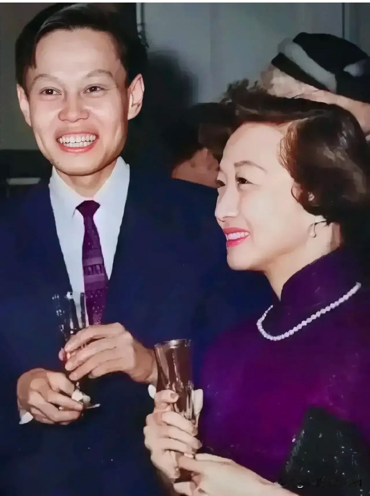 这是1957年，35岁的杨振宁携夫人杜致礼，出席杨振宁获得“诺贝尔物理学奖”庆功