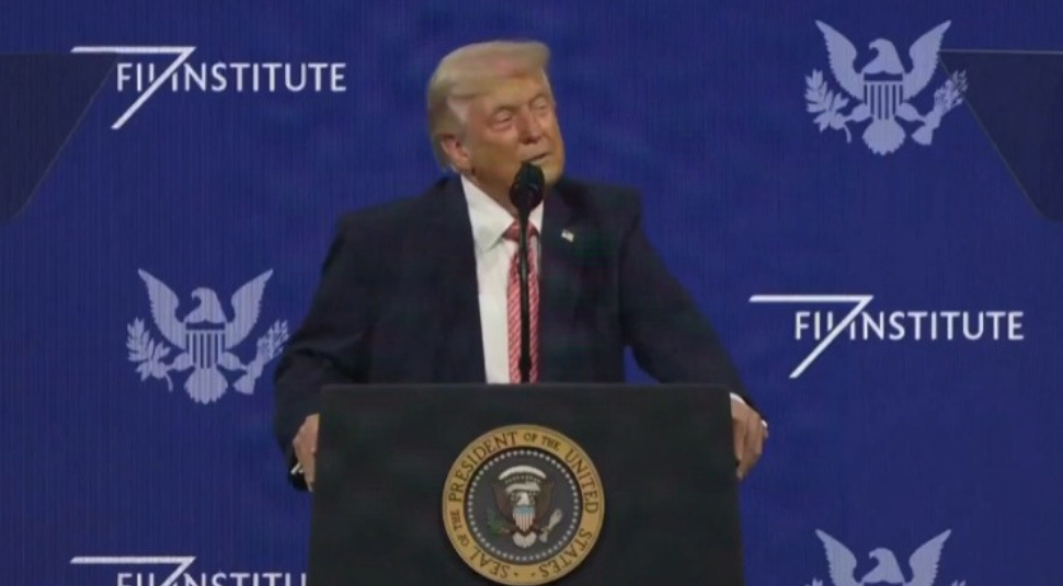 #特朗普竟自称和平缔造者#【“这话我说不太好，但我坚信我是和平缔造者，我说是就是