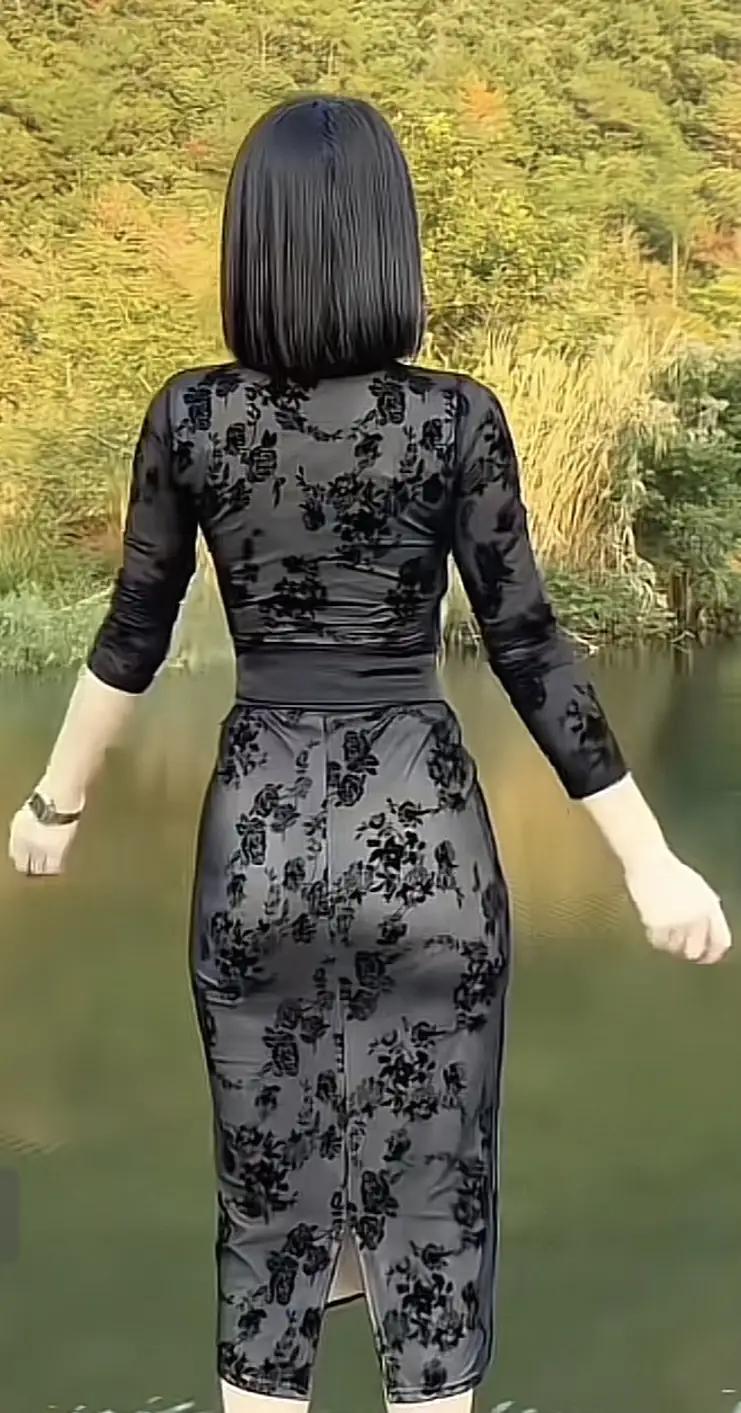 黑纱裙的优雅，与自然相映成趣