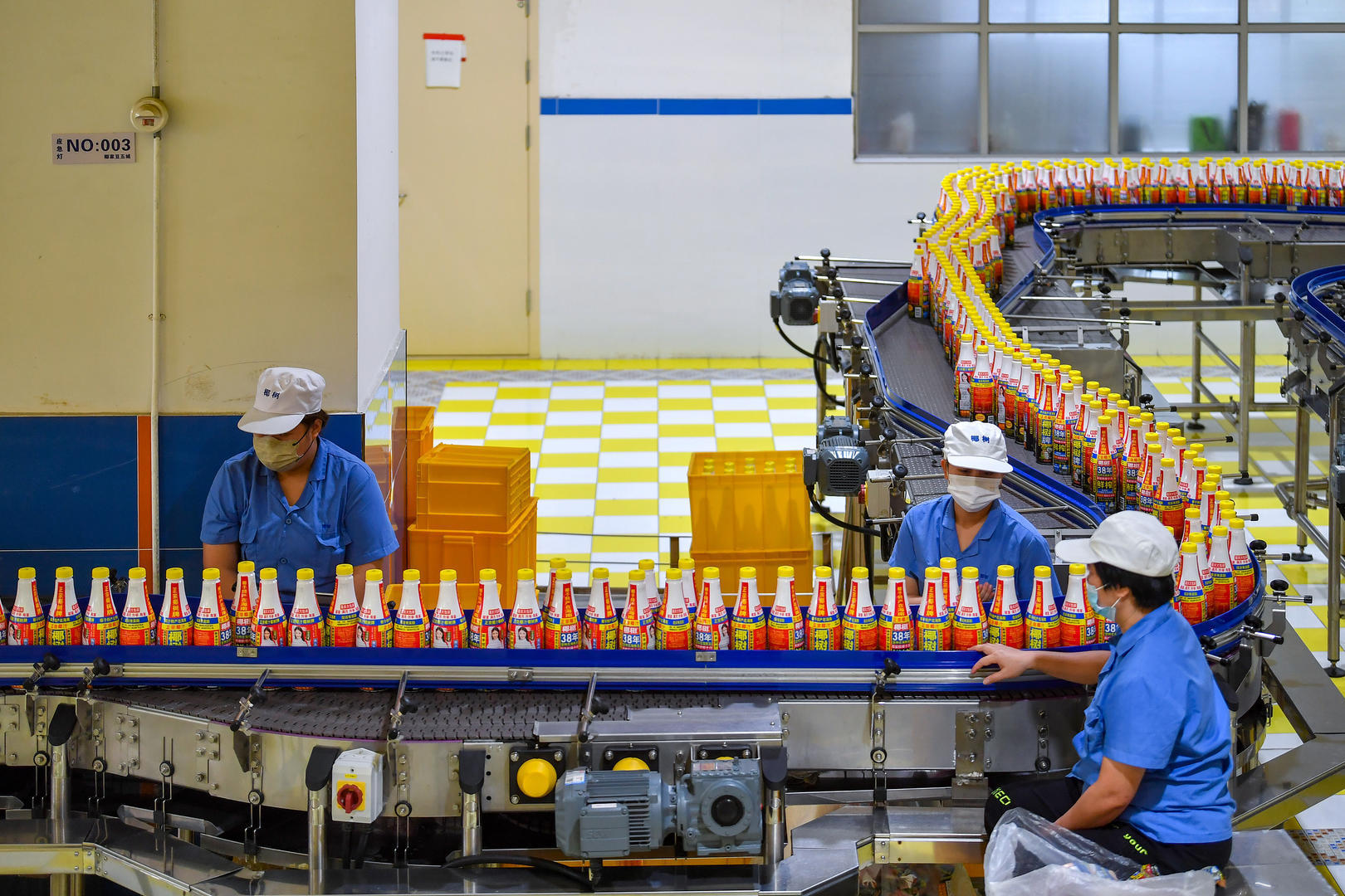 【#椰树低俗广告不能次次交钱了事#】#不能任由椰树将低俗进行到底#  据正在新闻