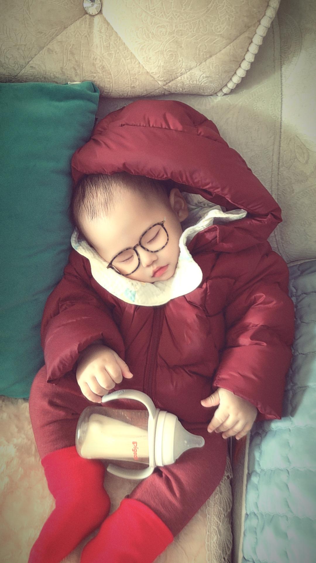 我深知养育过程的疲惫 我经常会很矛盾 我无比爱我身边的这个小小的人儿 ...