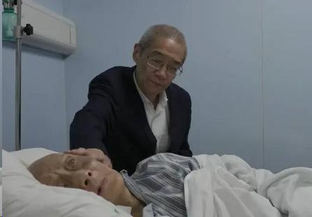 一辈子未婚未育，无子无女的69岁老人周威，带着近百岁的母亲住在酒店养老，可是上海