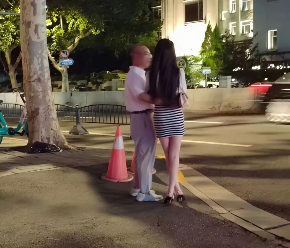 哈哈，这老登是“登届”的天花板吧？