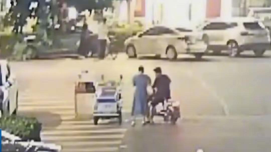 太惊险！山东女子路边摊差点被骗光40万积蓄，民警下班买顿饭，顺手保住全家家底
 