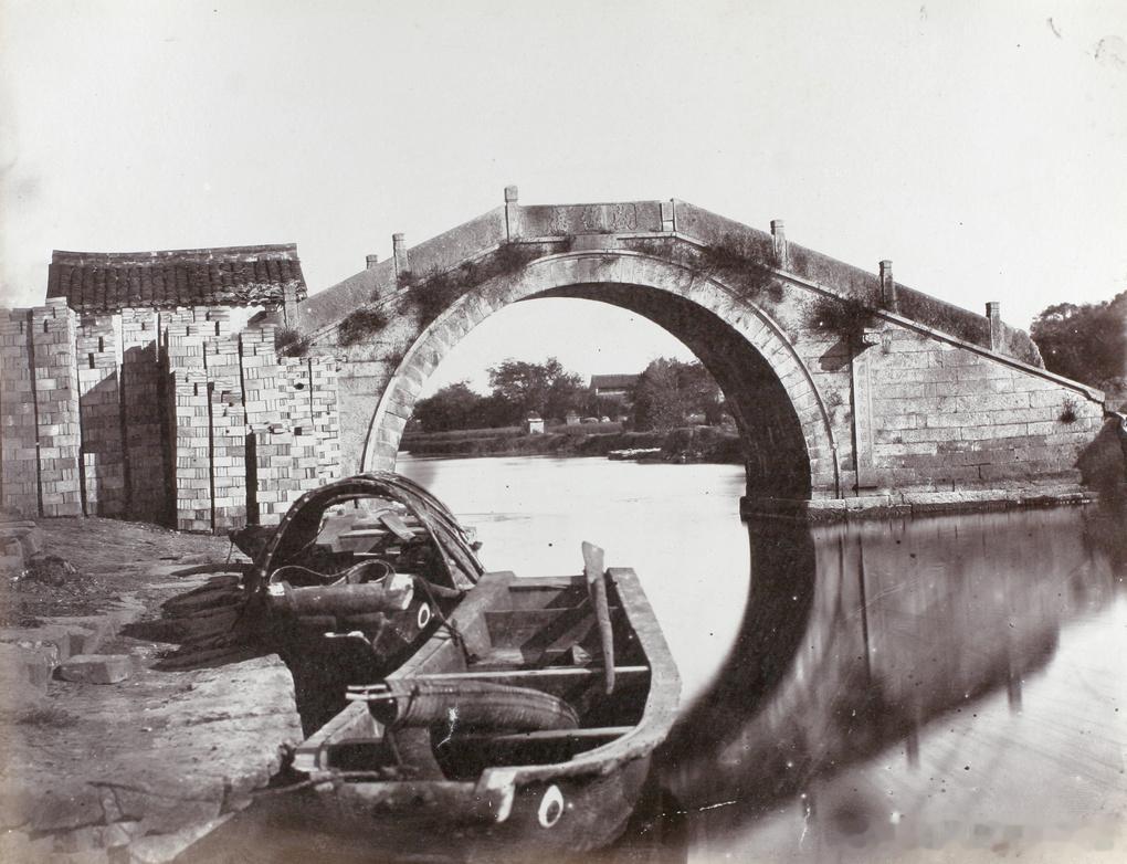 Shengdian Bridge (盛垫桥) and boats with oc