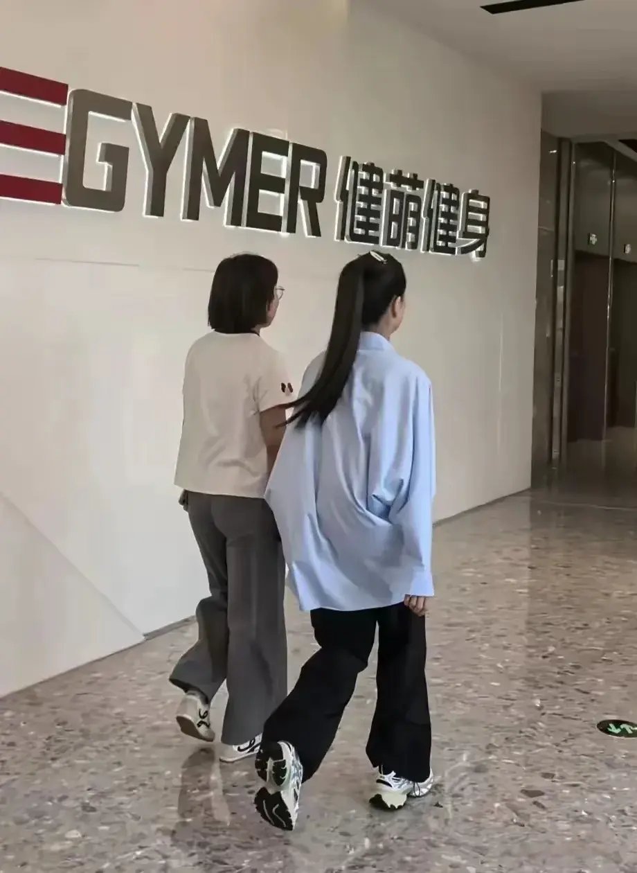 58岁李若彤腰部完全没有赘肉，体态轻盈，完全不像老年人！ ​​​