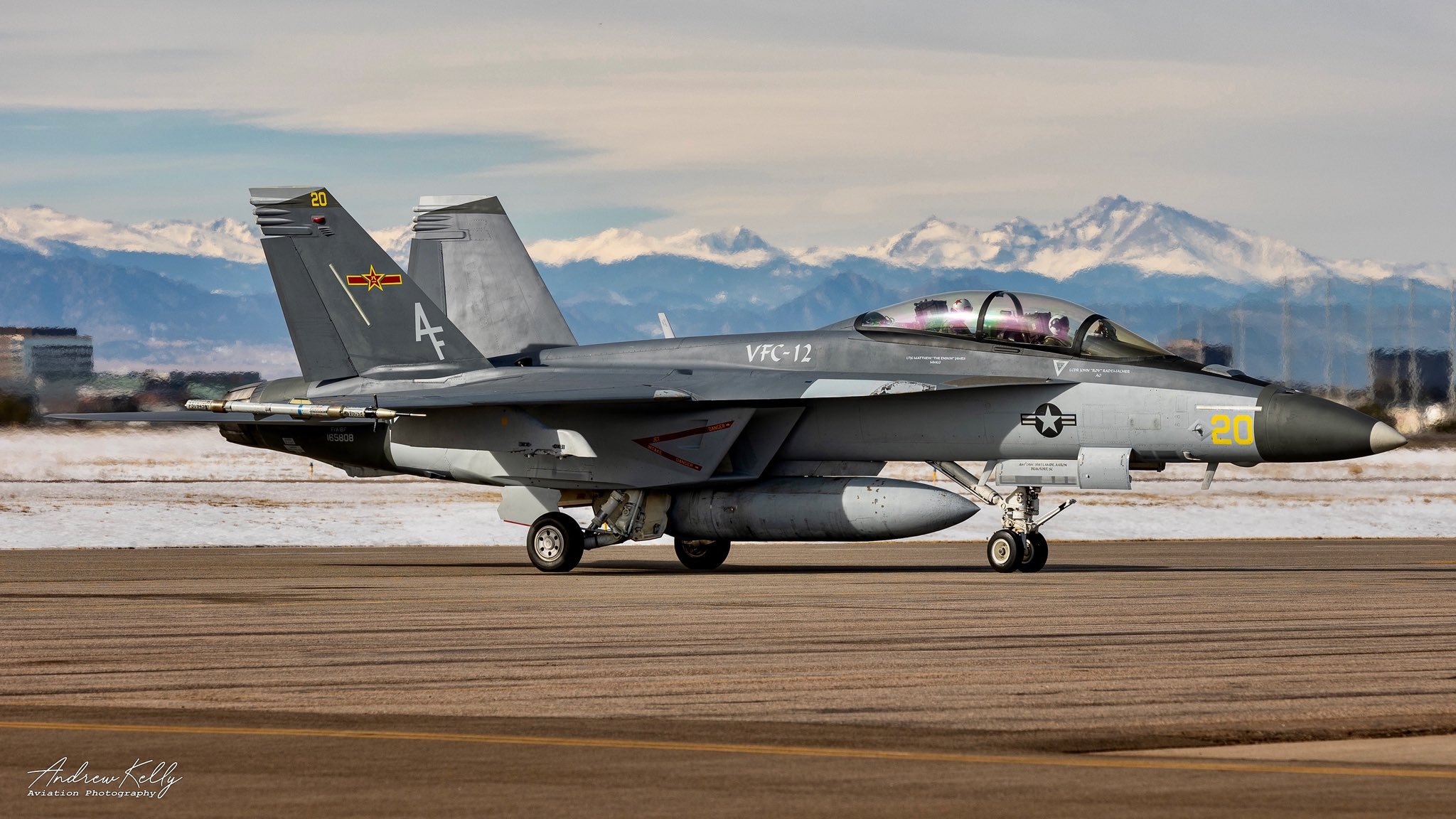 塑料虫/超级虫/电虫模型制作旧化参考 VFA-12中队的几张歼/轰（强)-18和