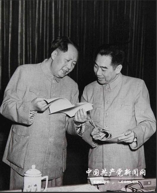毛泽东晚年第一次痛哭，是因为得知周恩来病逝。

毛泽东和周恩来，这两位中国共产党
