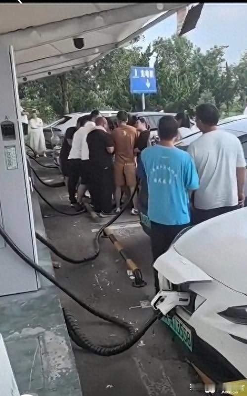 国庆电车出行，服务区充电排队，现实用车痛点，车主群体多