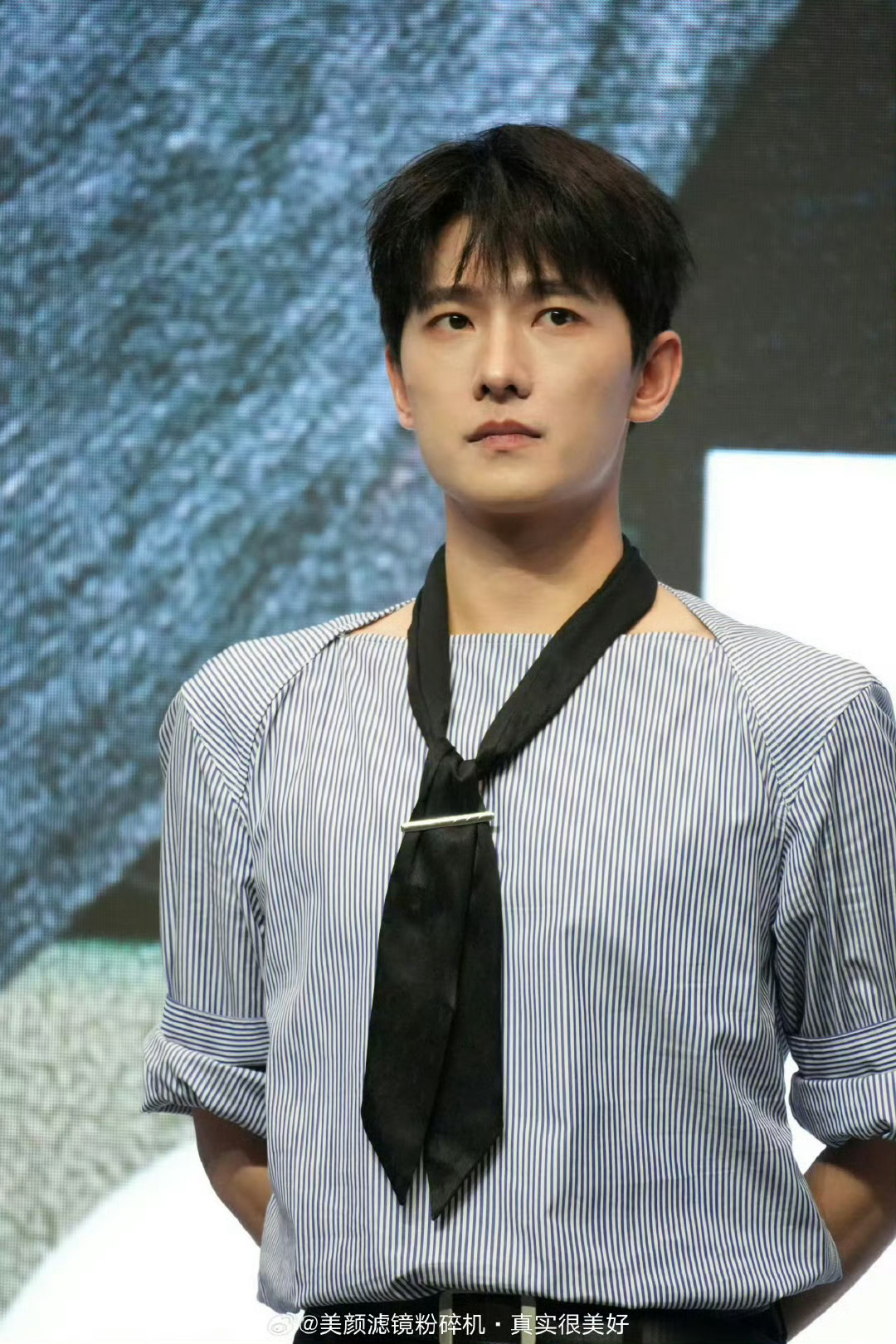衣服、体态、发型…哪哪都透着一股不和谐的气息[允悲] ​​​