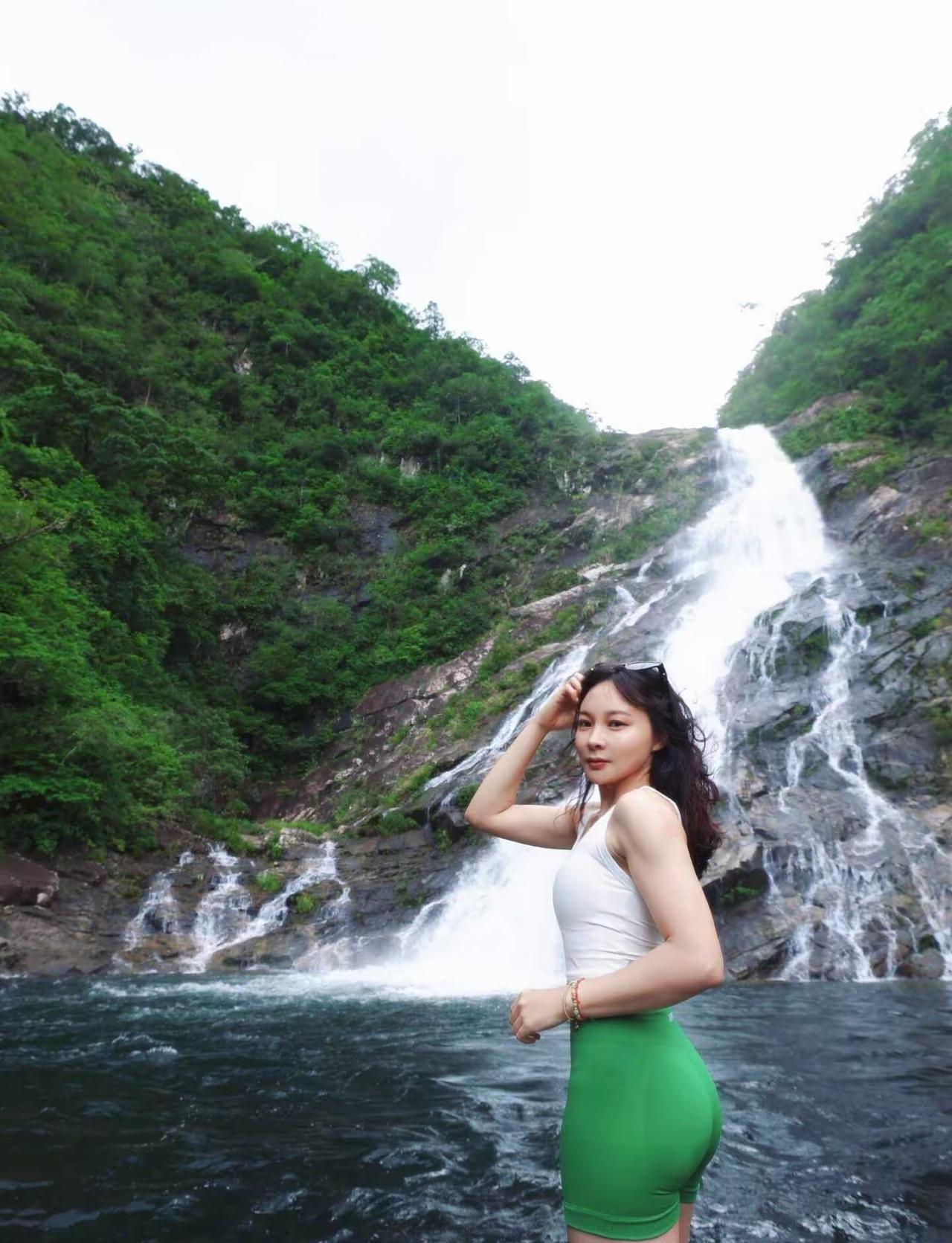 美女进山遇到水，摆遍POSE迈不开腿。