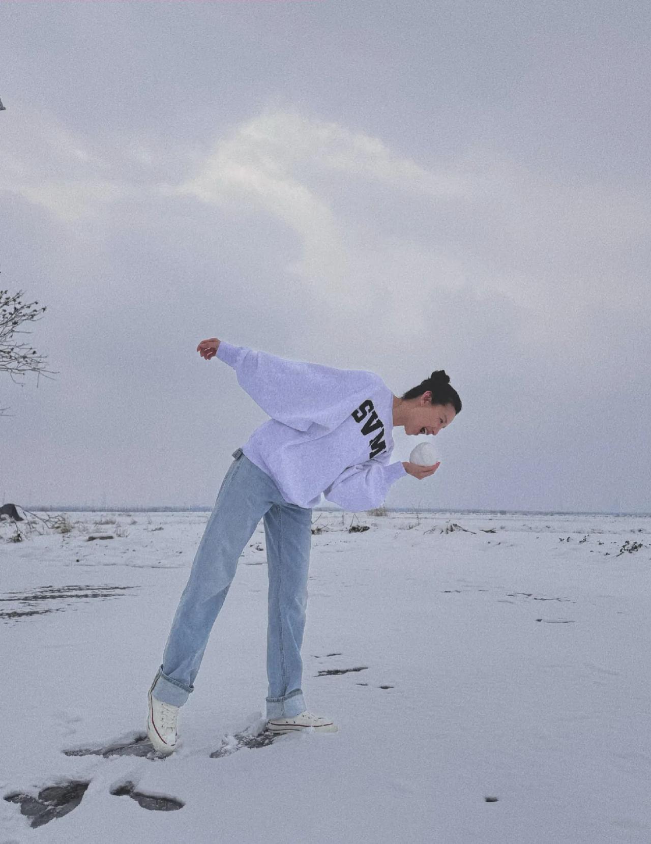 董洁在雪地里玩耍，很少看到她如此活泼开朗的一面。董洁身穿白色卫衣搭配浅色牛仔裤，