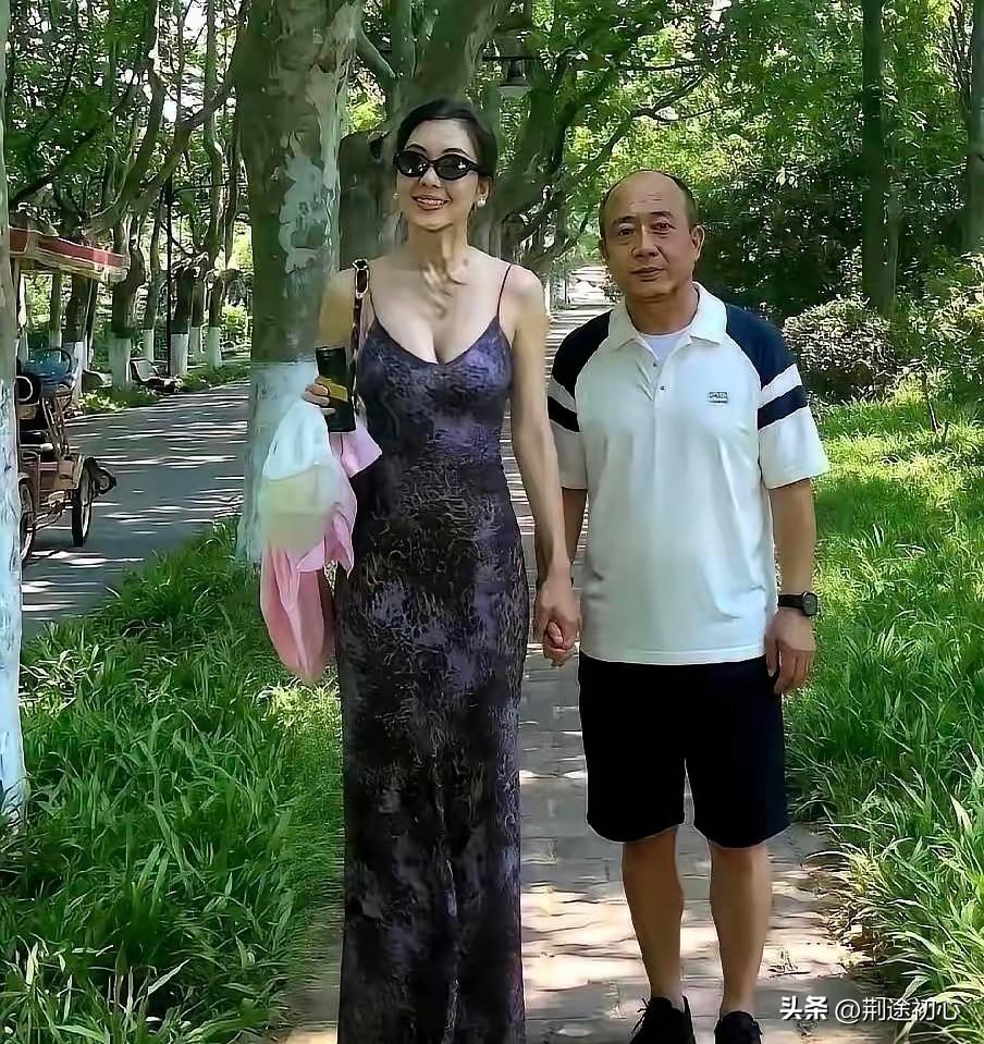网友：大妈能采访你一下吗？
大妈：你问吧！
网友：你这身高得有175吧？
大妈：