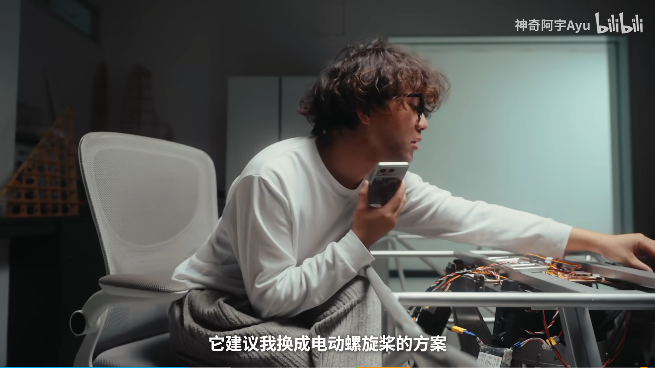 这个视频最近蛮火的前两天看到有人说这是Ai与普通人创造奇迹的啥啥啥就看了一眼，前