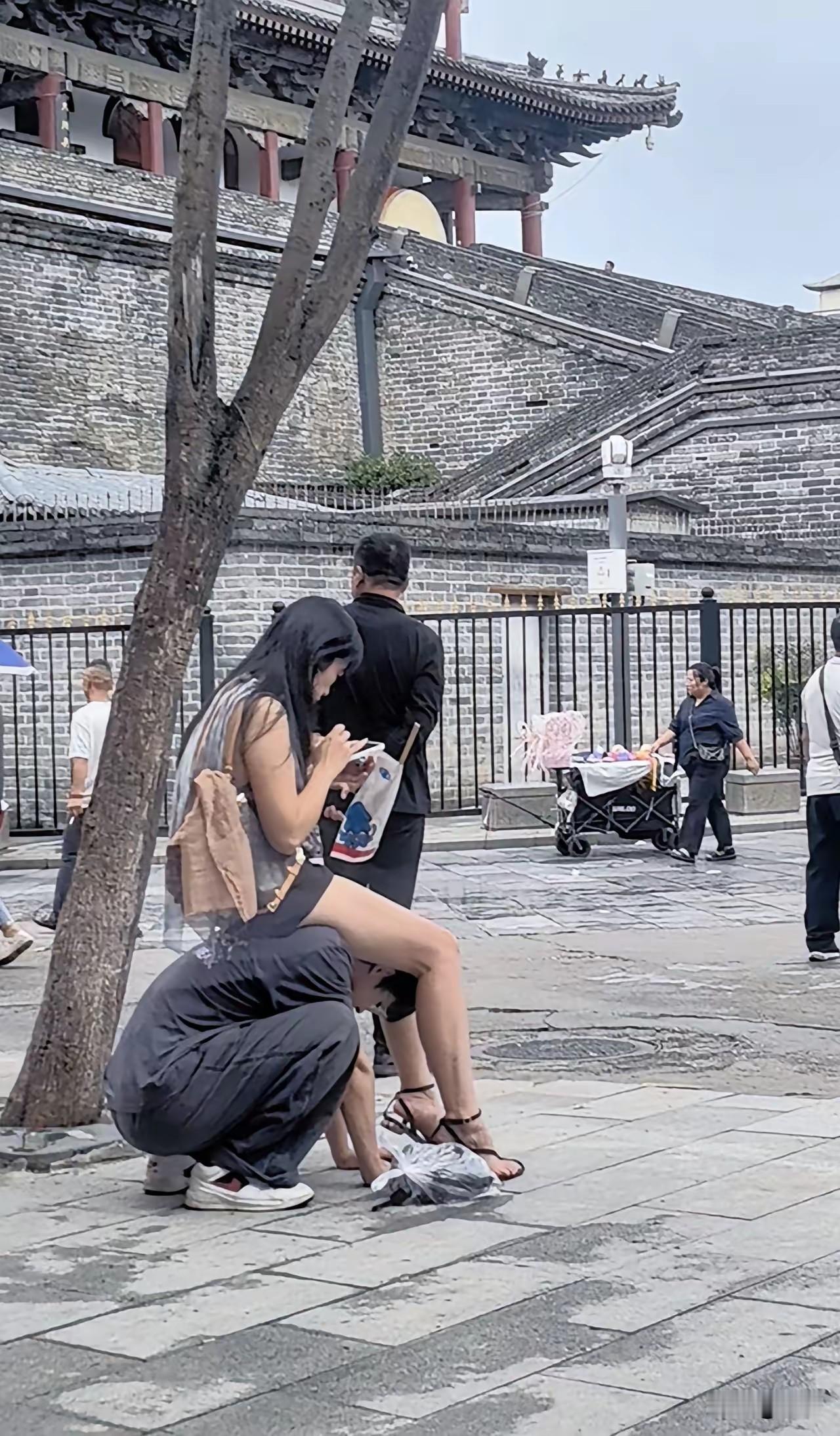 有人说，为爱情奋不顾身，如同飞蛾扑火。然而，这般行事的男人，一辈子都难以挺直腰杆